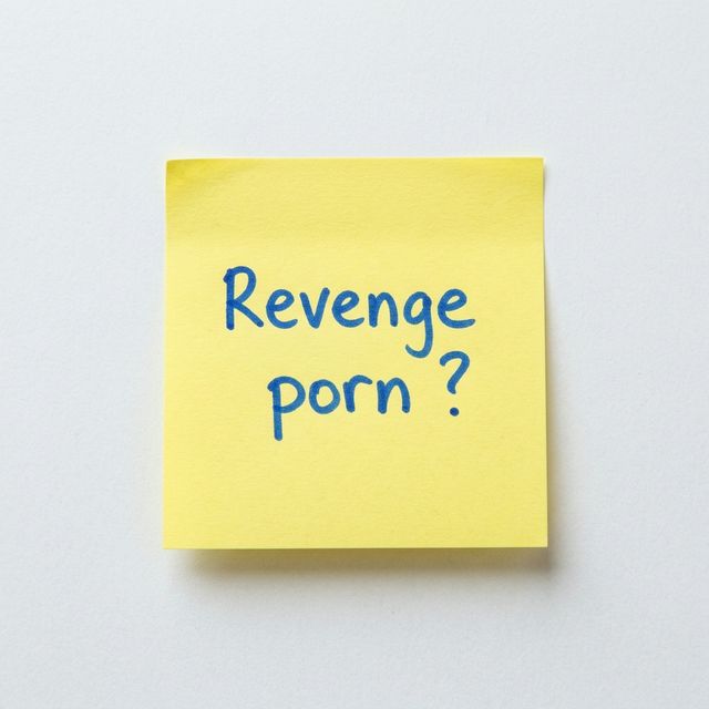 Post-it jaune avec l’inscription « revenge porn ? »